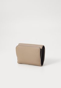 Beige nahkatalletus, jossa on teksturoitu pinta, kompakti muotoilu ja pyöristetyt kulmat. Varustettu minimalistisella ompelulla ja mustalla sisäpuolella.
