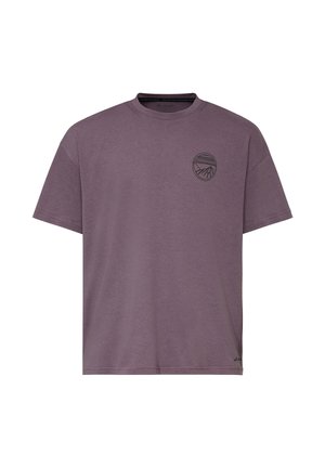 T-shirt violet à manches courtes avec col rond et un petit logo noir en forme de contour de montagne sur le côté gauche de la poitrine.