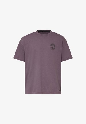 Paarse T-shirt met korte mouwen en een ronde hals, met een klein zwart berglijntekeninglogo op de linkerborst.
