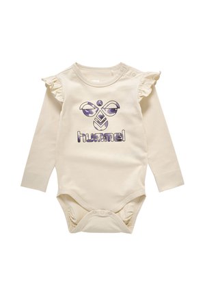 Langärmliger cremiger Body mit Rüschenschultern und einem lila Grafikdruck des Wortes "hummel" in der Mitte. Druckknopfverschluss am Boden.