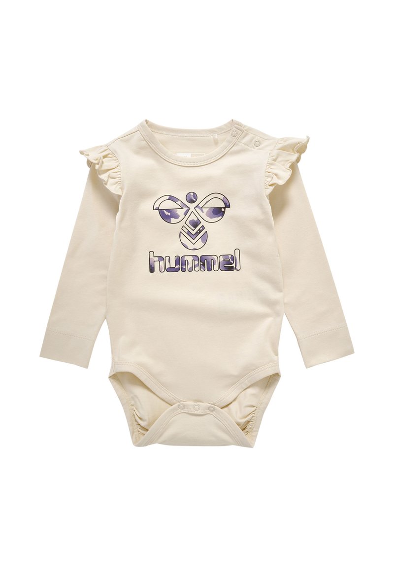 Langærmet cremet bodysuit med flæser på skuldrene og et lilla grafisk print af ordet "hummel" i midten. Trykknaplukning i bunden.