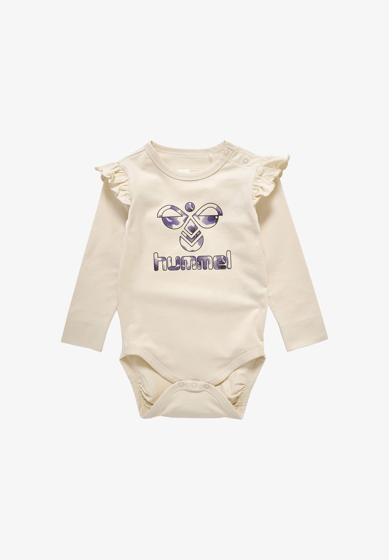 Crème lange mouw bodysuit met ruches op de schouders en een paarse grafische print van het woord "hummel" in het midden. Drukknoopsluiting aan de onderkant.