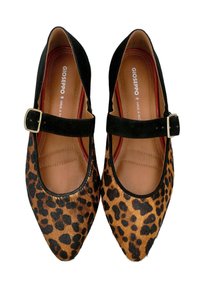 Bailarinas con estampado de leopardo y detalles en ante negro, diseño de punta afilada y correa con hebilla. El interior cuenta con un acolchado de color marrón.