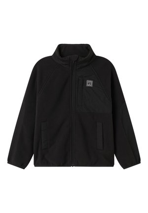 Svart fleecejakke med full frontglidelås, to sidelommer, en glidelåslomme på brystet med en liten firkantet logopatch, og lange ermer.