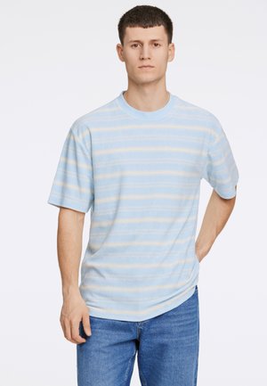 Camiseta de algodón de color azul claro con rayas horizontales blancas; cuello redondo clásico, mangas cortas y corte relajado. La tela tiene una textura suave.