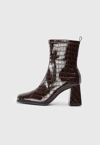 Gležnjarji z visoko peto - dark brown