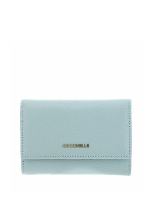 Portefeuille en cuir bleu clair avec bords cousus et logo doré « COCCINELLE » centré sur le rabat avant.