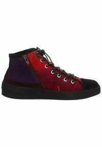 Baskets montantes en suede rouge, violet et noir avec une fermeture éclair sur le côté, un bout rond et un laçage. Semelle en caoutchouc avec des coutures contrastées.
