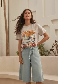 Next TALL FIT - TIE WAIST  - Farmer rövidnadrágok - bleach
