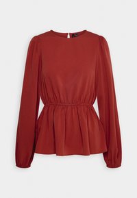 Červená blůza z hladké látky, s kulatým výstřihem, dlouhými nafouknutými rukávy a nařaseným pasem pro peplum efekt.