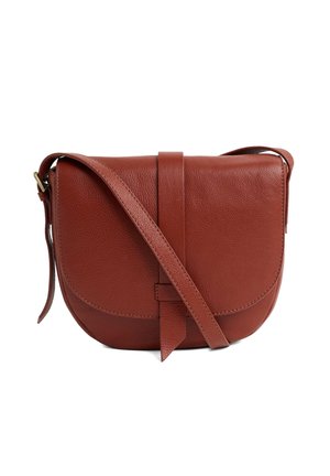 Braune Leder-Crossbody-Tasche mit abgerundetem Deckel, strukturierter Oberfläche, einem Schulterriemen und einem minimalistischen Design mit einem Verschluss auf der Vorderseite.