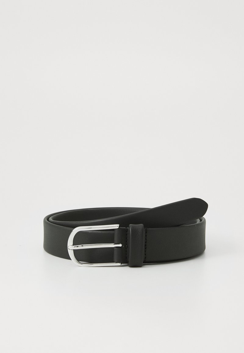 Ceinture en cuir noir avec une texture lisse, dotée d'une boucle en métal argenté et d'une extrémité effilée. Design minimaliste adapté à diverses tenues.