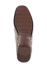 Braun gemusterte Schuhsohle mit glatten und strukturierten Abschnitten. Verfügt über ein Logo, Gummimaterial und einen kreisförmigen roten Akzent an der Ferse.