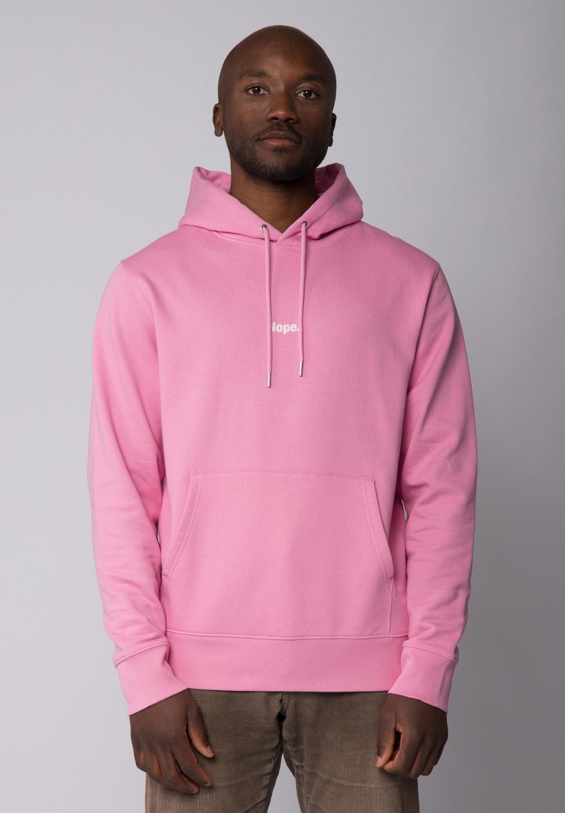 Rosa Kapuzenpullover mit Kordelzug und Fronttasche, mit einem weißen Textlogo "dope." Hergestellt aus weichem Stoff mit glatter Textur.