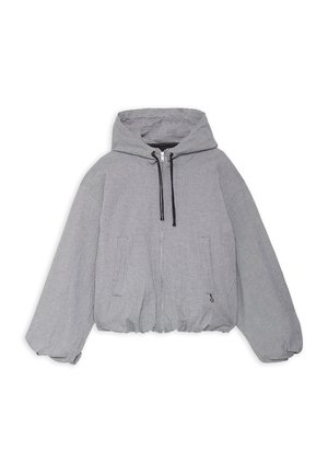 Svijetlosiva jakna s kapuljačom, prednjim patentnim zatvaračem, crnim vrpcama za vezanje, dva bočna džepa i elastičnim manšetama i rubom.