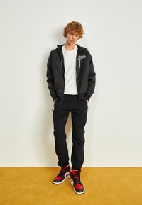 Nike Sportswear TECH FLEECE OPEN HEM PANT - Träningsbyxor - black