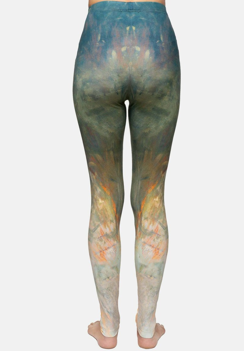 Legginsy z wysokim stanem, wzorzyste w kolorową abstrakcję w odcieniach zieleni, pomarańczu i niebieskiego, wykonane z gładkiego, elastycznego materiału.