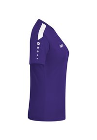 Maglietta sportiva corta viola con accenti bianchi sulle spalle e dettagli con bottoni sulle maniche. Realizzata in tessuto traspirante e che assorbe l'umidità.