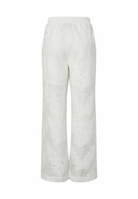 Pantalon large blanc avec une taille élastique, présentant un motif floral subtil dans un tissu texturé.
