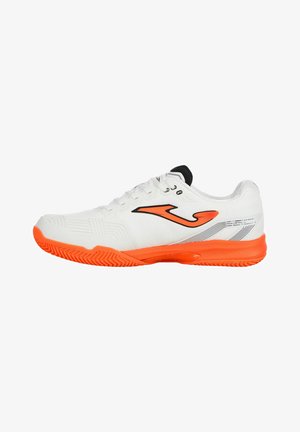 Chaussure de sport basse blanche avec semelle et logo orange vif, zone avant texturée et détails noirs sur le col et les lacets.
