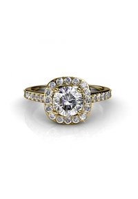 Anello d'oro con un grande diamante rotondo al centro, circondato da piccole pietre chiare su una fascia testurizzata. Design a halo quadrato.