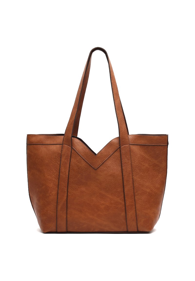 Brun läder tote-väska med dubbla axelremmar och ett V-format urtag i den övre mitten mot en vit bakgrund.
