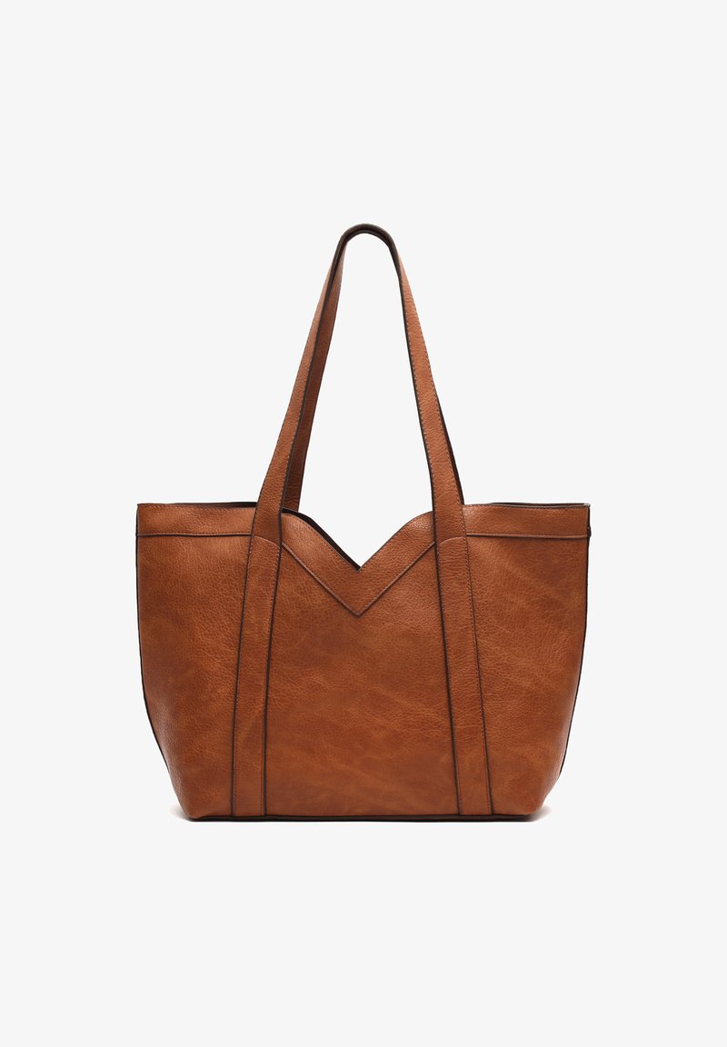 Brun läder tote-väska med dubbla axelremmar och ett V-format urtag i den övre mitten mot en vit bakgrund.