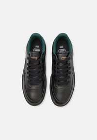 Globe HOLAND - Tossud - black/green/montano