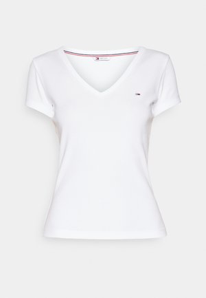 Λευκό βαμβακερό μπλουζάκι T-shirt με V λαιμόκοψη, κοντά μανίκια και εφαρμοστή σχεδίαση. Διαθέτει ένα μικρό κεντητό λογότυπο στην επάνω αριστερή πλευρά.