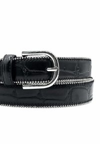 Ceinture en cuir noir avec un motif crocodile, boucle en métal argenté et surpiqûres décoratives le long des bords. Texture lisse tout au long.