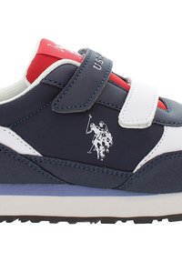 Blå och vit sneaker med kardborreband, med texturerade paneler, en röd accent och en liten polo-spelare logotyp på sidan.