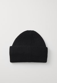 Cappello beanie lavorato a maglia nera con una texture a coste e un risvolto. Caratterizzato da un materiale liscio e elastico, progettato per offrire calore.