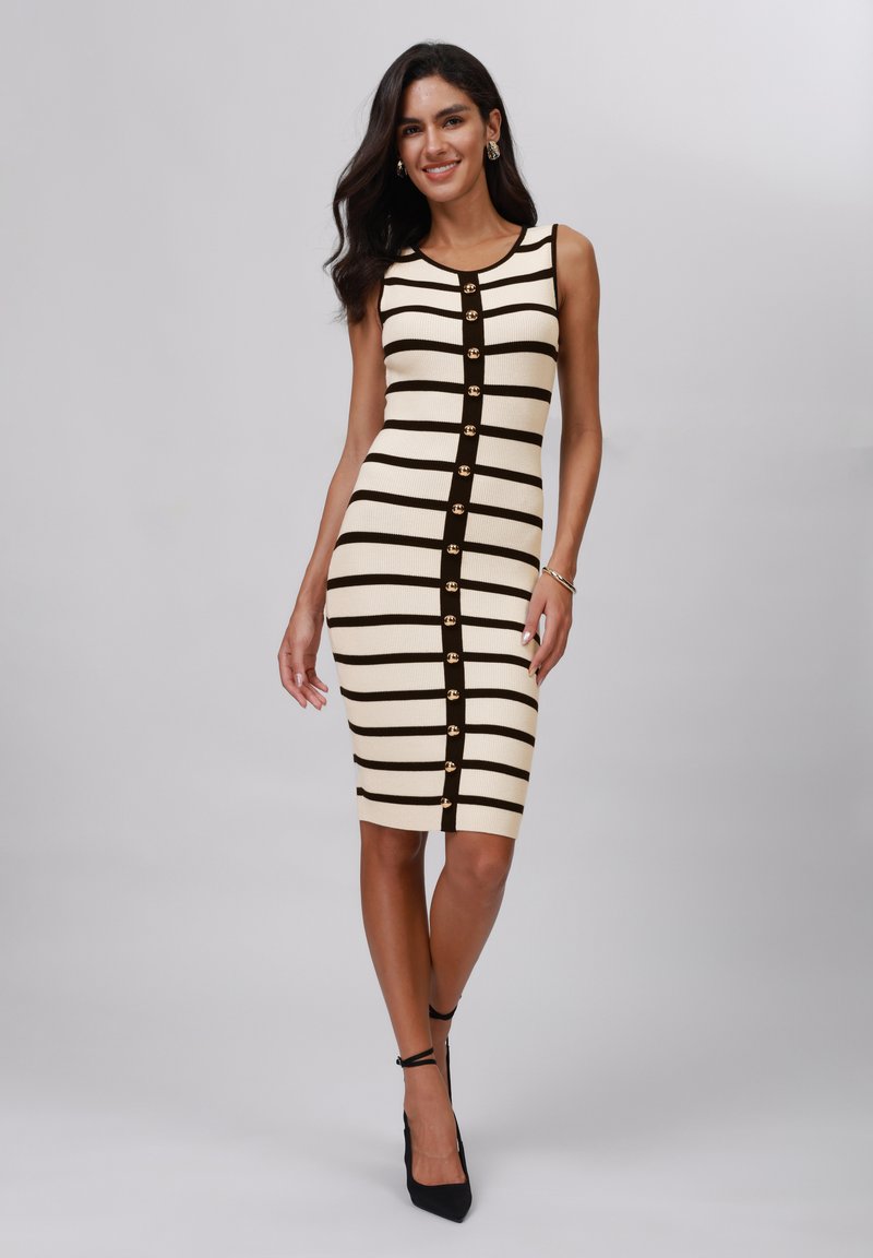 Robe sans manches en tricot avec des rayures horizontales crème et noires, mettant en avant des boutons dorés sur le devant et une silhouette cintrée.