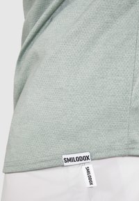 Smilodox POWERFIT TRIPLE PERFORMANCE - T-shirt till träning - olive