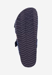 Suola in gomma nera con un motivo a zigzag. Cinghie laterali in blu navy con marchio "GEOX". Texture liscia e resistente.