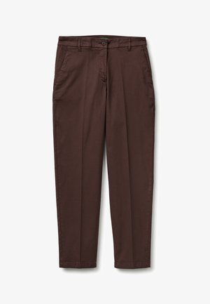 Bruine broek met rechte pijpen, zijzakken, riemlussen en een knoopsluiting in de taille, plat uitgespreid op een witte achtergrond.