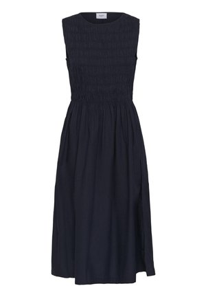 Mouwloze marineblauwe midi-jurk met een gerimpeld lijfje en een geplooide taille, voorzien van een ronde halslijn en een vloeiende rok.