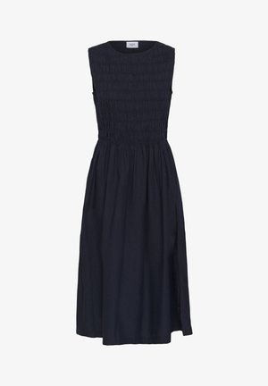 Mouwloze marineblauwe midi-jurk met een gerimpeld lijfje en een geplooide taille, voorzien van een ronde halslijn en een vloeiende rok.