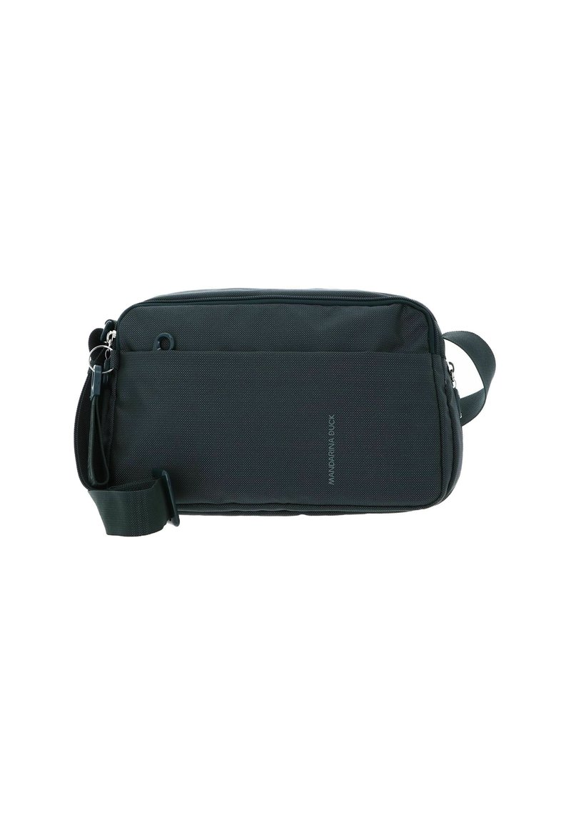 Borsa a messenger nera rettangolare realizzata in materiale testurizzato; presenta una chiusura con zip, una tracolla regolabile e un dettaglio con logo.