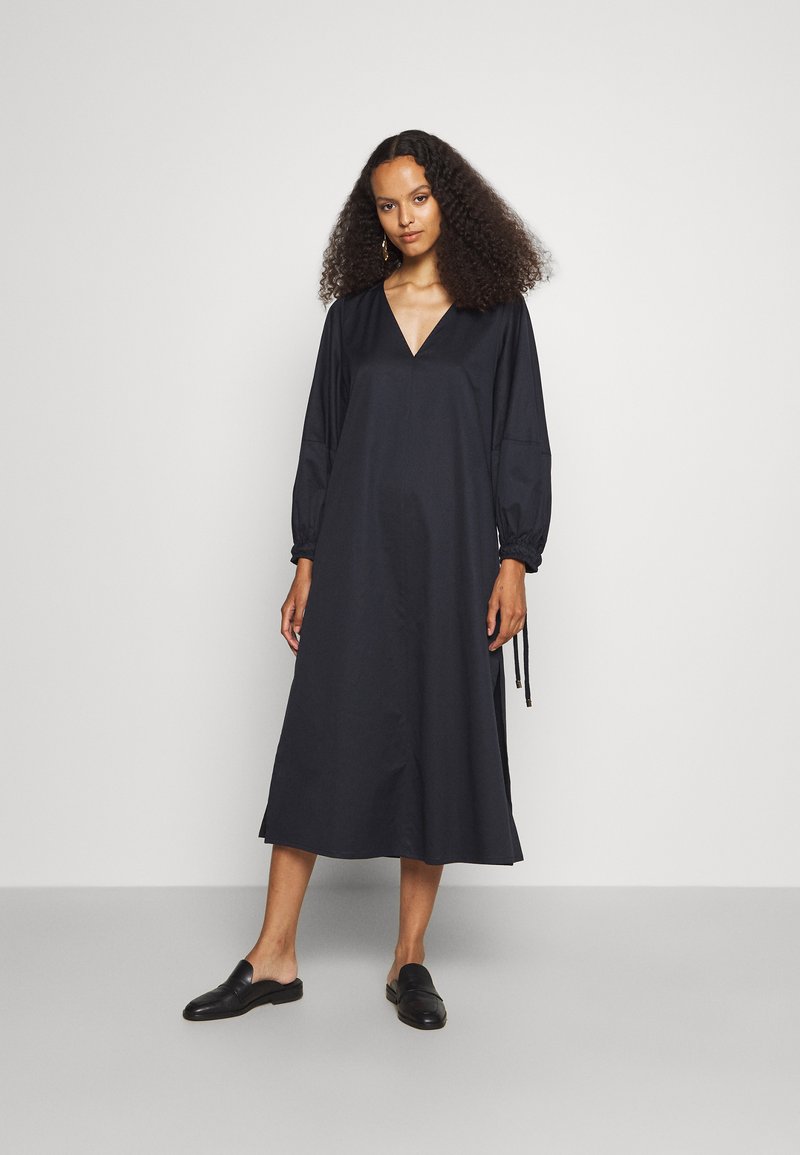 Damen Bekleidung | Mother of Pearl V NECK MIDI DRESS WITH ROPE CUFF TIE Freizeitkleid navy/dunkelblau - GW10633 Damen Bekleidung | Mother of Pearl V NECK MIDI DRESS WITH ROPE CUFF TIE Freizeitkleid navy/dunkelblau - GW10633