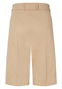 Shorts beige, a metà coscia, realizzati in tessuto liscio con un design sartoriale, caratterizzati da pieghe frontali e una vita con passanti per cintura.