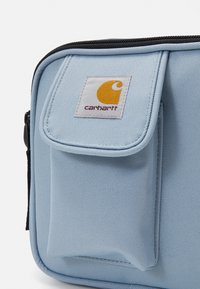 Carhartt WIP ESSENTIALS BAG SMALL UNISEX - Soma ar siksnu pāri ķermenim - misty sky
