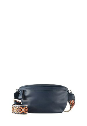 Sac bandoulière en cuir bleu marine avec une bandoulière à motif orange, blanc et bleu marine. Texture lisse, fermeture éclair et accents en métal sur les côtés.