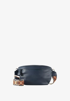 Navy blauwe leren crossbody tas met een gestreepte schouderband in oranje, wit en navy. Gladde textuur, ritssluiting en accenten van hardware aan de zijkant.