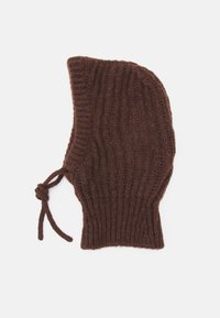 Brun stickad huva med ribbad textur, med en förlängd form och en snörning för justering vid halsområdet.
