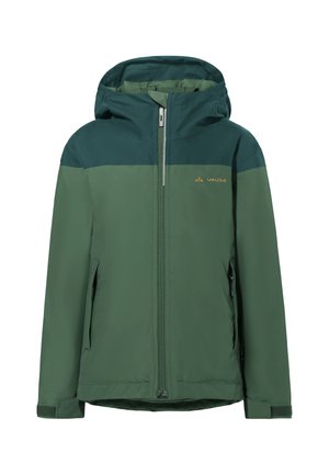 Veste imperméable verte avec capuche, présentant un empiècement en vert plus foncé, une fermeture éclair à l'avant et deux poches latérales. Tissu résistant au toucher lisse.