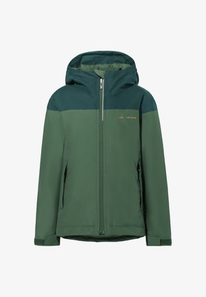 Giacca impermeabile verde con cappuccio, caratterizzata da un yoke verde scuro, zip frontale e due tasche laterali. Tessuto resistente con texture liscia.