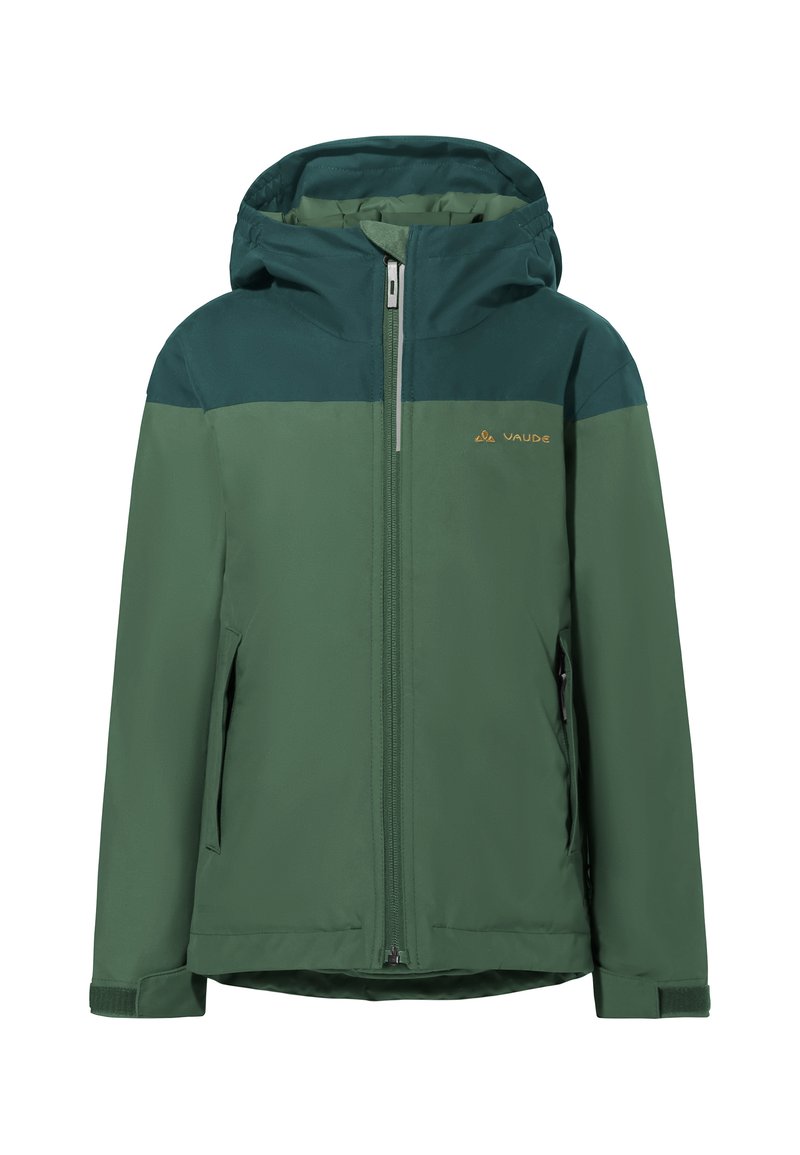 Grüne, wasserdichte Jacke mit Kapuze, ausgestattet mit einem dunkleren grünen Schulterbereich, einem Reißverschluss auf der Vorderseite und zwei Seitentaschen. Langlebiger Stoff mit glatter Textur.