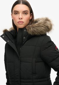 Superdry & Co EVEREST LONGLINE PUFFER - Abrigo de invierno - jet black