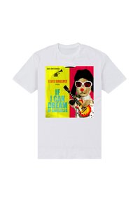 Hvid t-shirt med et farverigt grafik af et fyldt dyr i solbriller, der holder en guitar, med tekst i fed gul og blå.